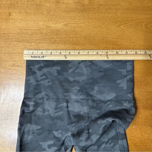 SPANX Seamless Camo Cropped Leggings Size Medium M Compression Capri Stretch - Picture 5 of 7